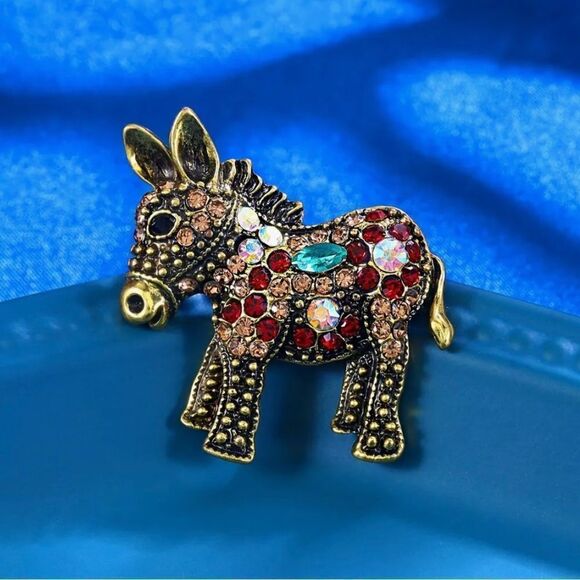 🩵 NEW Sparkling crystal embellished colorful donkey brooch 🩵 - Picture 6 of 6